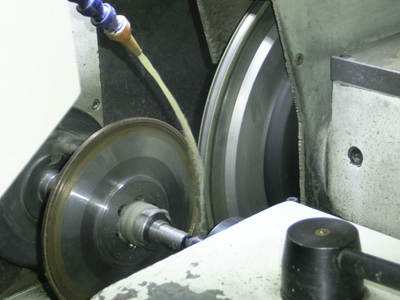 Which dressing disc & rotary dresser is choosed to dress grinding wheel